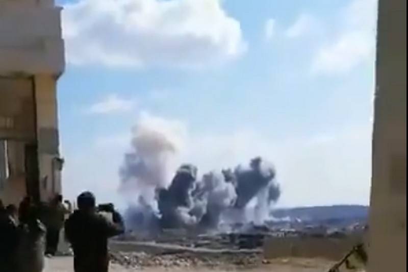 Militantes pró-turcos abandonaram suas armas, gravando um vídeo sobre o ataque das forças aéreas russas