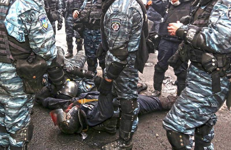 Ukrainische Journalisten enthüllten Einzelheiten der Hinrichtung von „Berkut“ auf dem Maidan