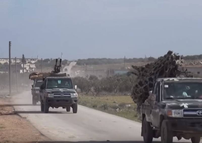 На видео показано попадание ПТУР боевиков в пикап правительственных войск Сирии