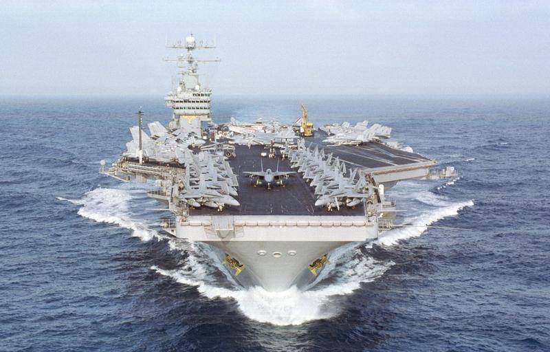 AUGU da Marinha dos EUA entrou no Mar Mediterrâneo liderado pelo porta-aviões Eisenhower