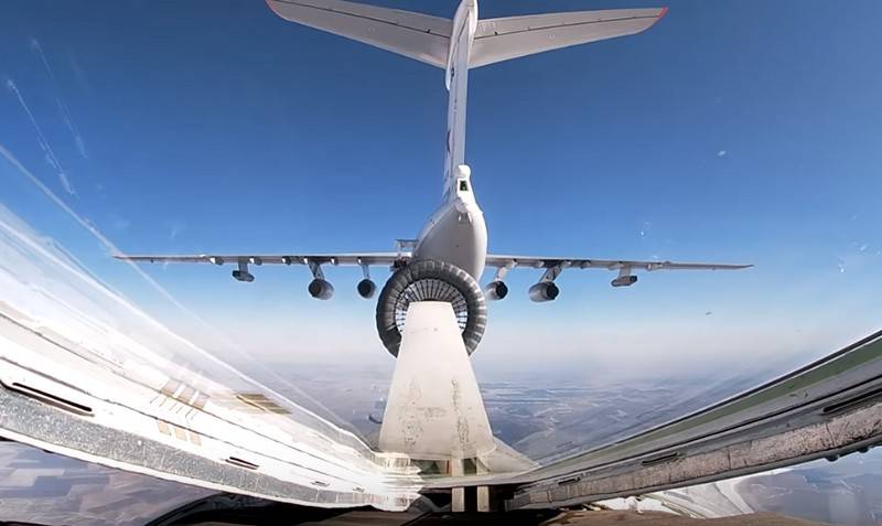 A rede possui um vídeo de reabastecimento de "cisnes brancos" a uma velocidade de 600 km / h