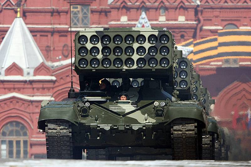 Das neueste Flammenwerfersystem TOS-2 wird bei der Victory Parade in Moskau gezeigt