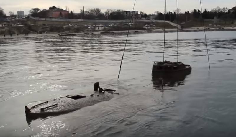 Auf dem Schwarzen Meer vom Boden eines Torpedobootes, das während des Zweiten Weltkriegs starb
