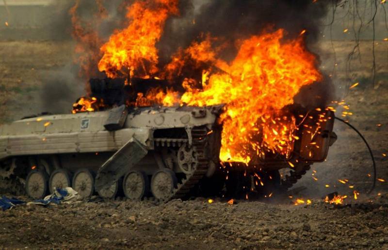 Une bombe aérienne de la Seconde Guerre mondiale a détruit le BMP APU dans le Donbass