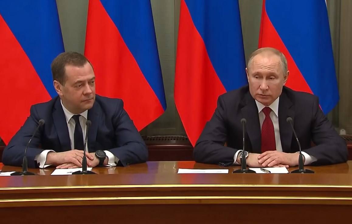 Совет безопасности РФ Медведев председатель. Медведев отставка правительства.