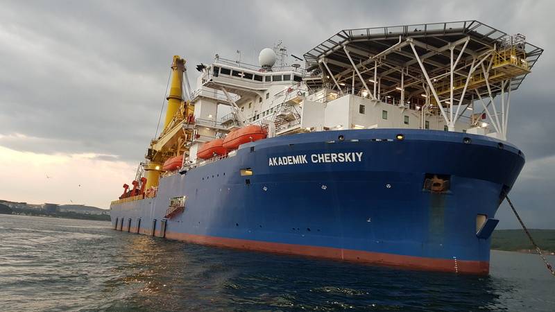 Des navires de guerre russes accompagnent le pipelayer "l'académicien Chersky"