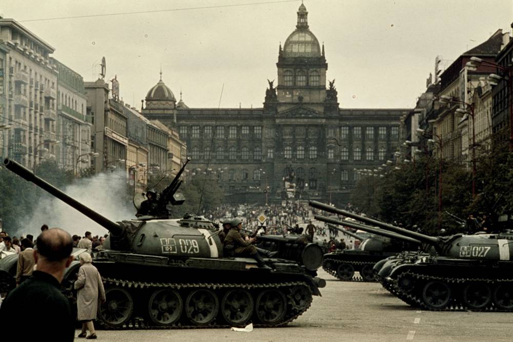 Операция Дунай Прага 1968. Советские войска в Праге Чехословакия 1968.
