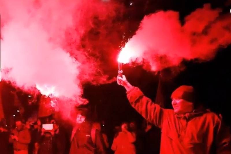 Radicais ucranianos bombardearam a embaixada russa em Kiev com fogos de artifício