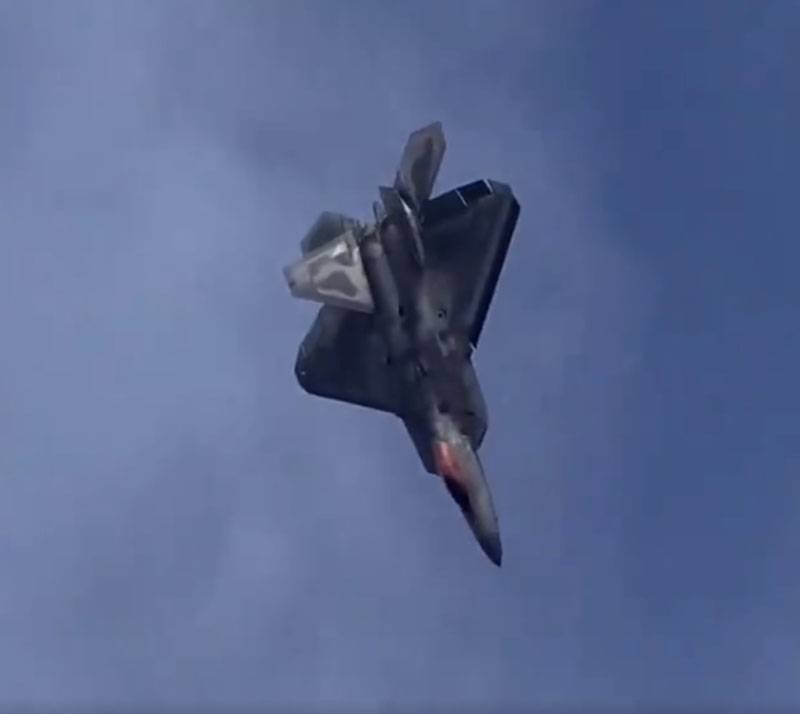 В США: «Замедленное видео с маневрированием F-22 буквально завораживает»