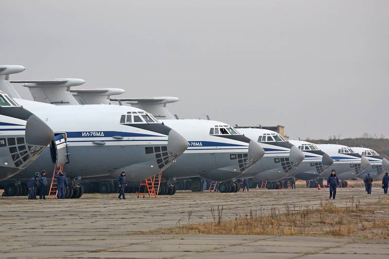 Pasukan Aerospace Federasi Rusia nyiapake sangang transportasi militer Il-76 kanggo penerbangan menyang Italia