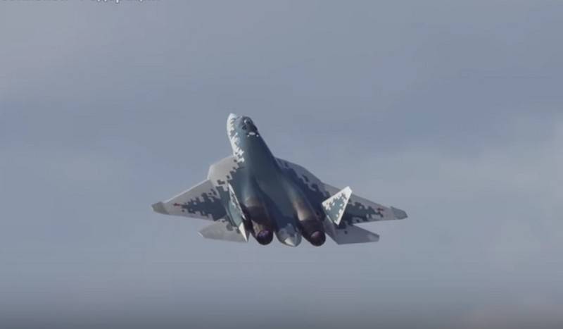 Ağda beşinci nesil avcı Su-57'nin bir videosu var