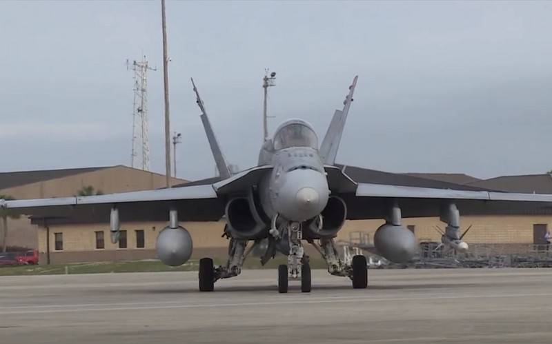 F / A-18C / D bärarbaserade stridsflygplan från USMC började ta emot nya radar med AFAR
