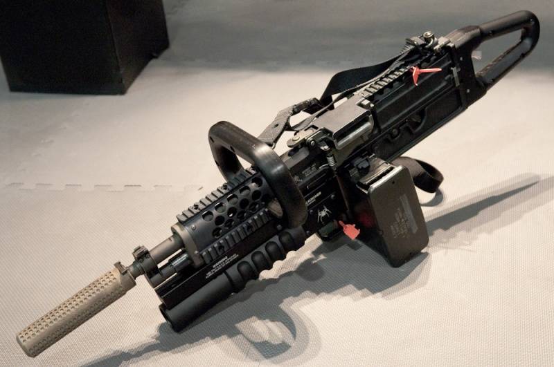 Stoner 63: pengembangan. Senapan Ekspedisi Chainsaw dan RobArm M96