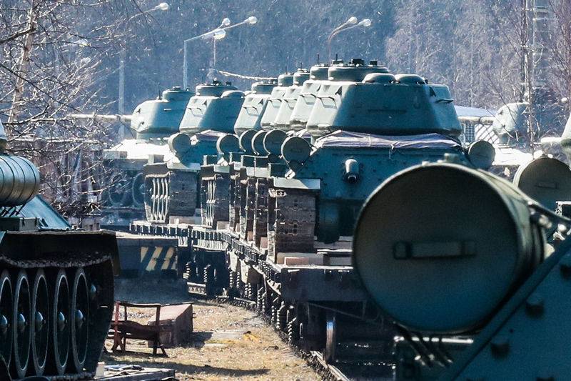 Trinta tanques T-34-85 chegaram a Alabino, perto de Moscou