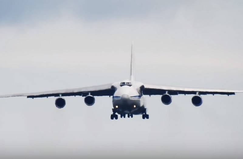 Aeronaves de transporte militar do Ministério da Defesa da Federação Russa, com ajuda médica, voaram para os EUA