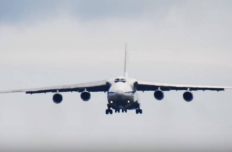 Un avion de transport militaire du ministère de la Défense de la Fédération de Russie avec une aide médicale a volé aux États-Unis