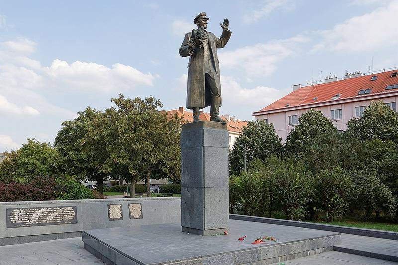 Démolition du monument au maréchal soviétique Ivan Konev à Prague