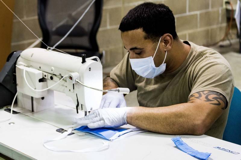 Die US-Armee begann, selbst medizinische Masken zu nähen