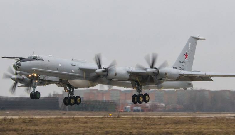 Das U-Boot-Abwehrflugzeug Tu-142M3 der Pazifikflotte führte die Suche nach einem U-Boot im Ochotskischen Meer durch