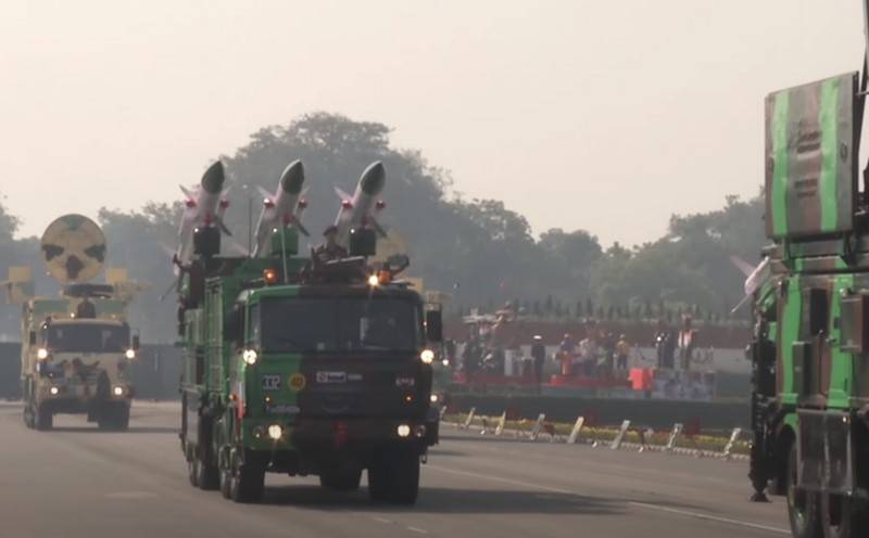 Militares indios recortan fondos