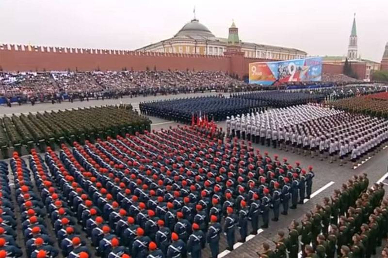 “Homo sovieticus için bu düşünülemez”: Polonya Putin'in Zafer Geçit Törenine ilişkin kararını aktif olarak yorumluyor