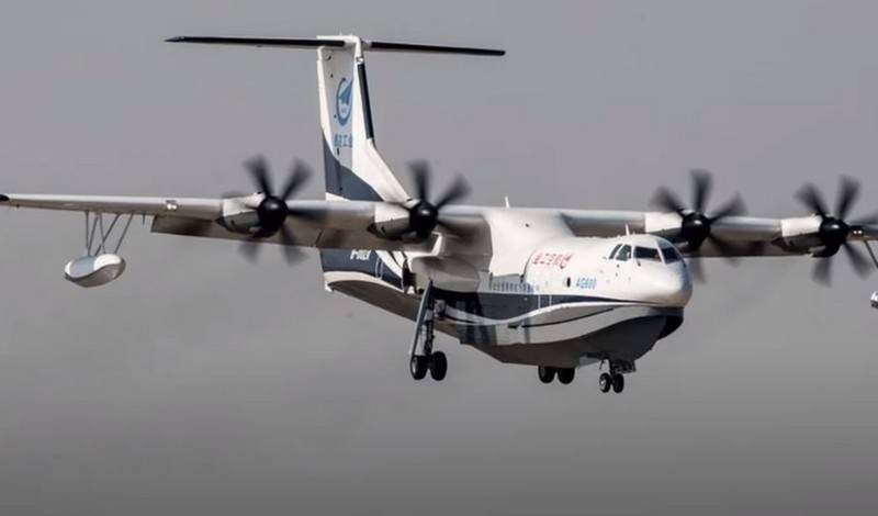 Chinese amphibious aircraft AG600 "Jilong" was first tested over the sea