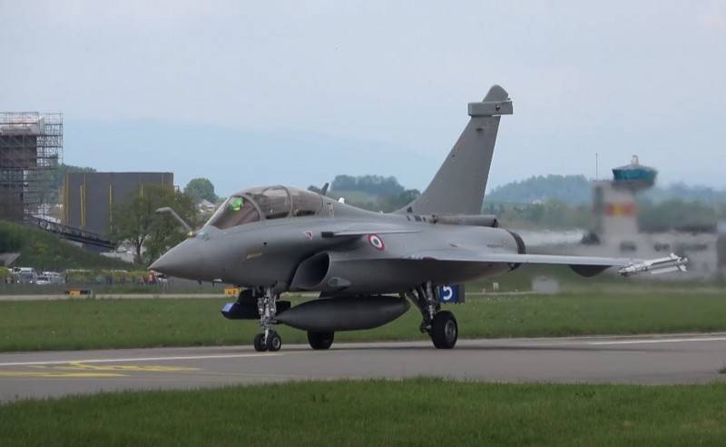 Yolcu avcı uçağı Rafale-B kalkışta mancınık