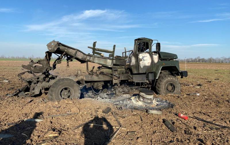 Ukrayna'nın Herson bölgesinde, mühimmatlı bir APU kamyonu yandı