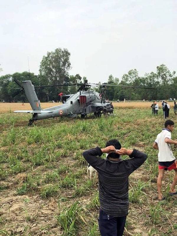 Indian Air Force AH-64E Apache hélicoptère fait un atterrissage d'urgence sur les terres agricoles