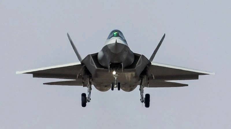 中国の新世代戦闘機のために、J-31は最終的なカラーオプションを選択しました。