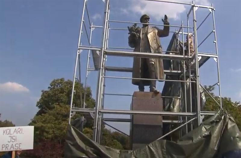 Tjeckisk press: "Ryska underrättelseofficerare skickade till Tjeckien - för att få jämna steg för rivningen av monumentet till marskalk Konev"