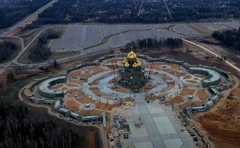 A Igreja Ortodoxa Russa considera apropriado retratar Stalin e Putin na igreja principal das Forças Armadas russas