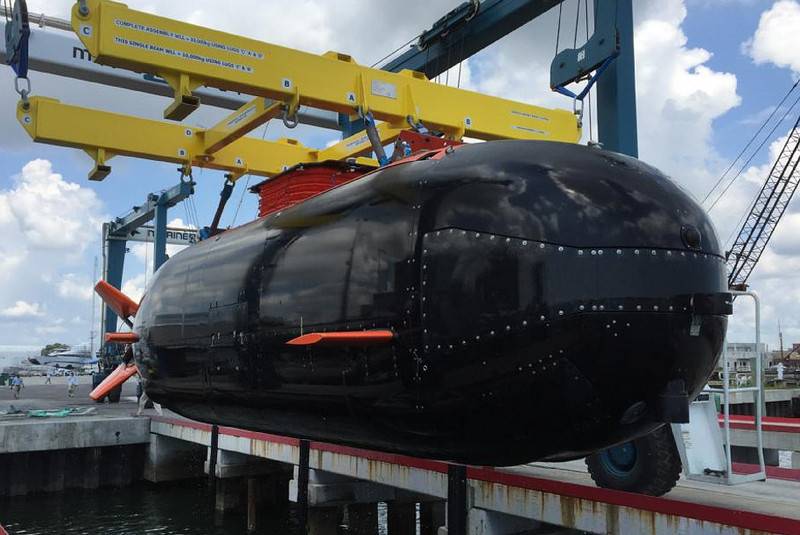 Combatientes de las Fuerzas Armadas de EE. UU. Reciben el primer transportador submarino