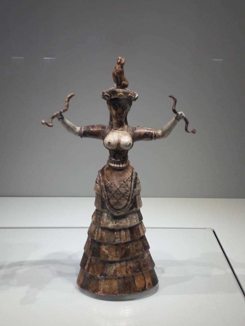 Antica Creta e Grecia: figurine di donne e guerriere in mantelli rossi