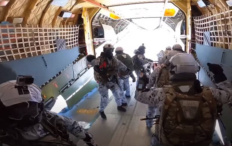 Im Internet erschien ein Video über die Landung russischer Fallschirmjäger in großer Höhe