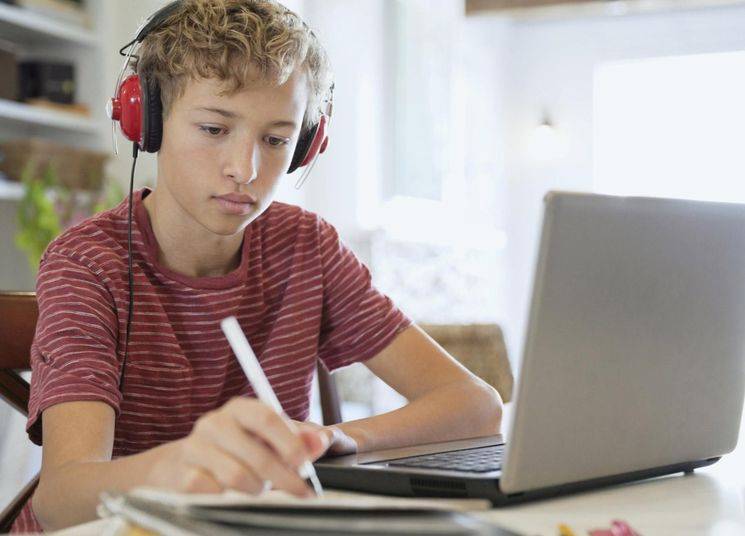 École à distance. Nouvelles réalités de l'enseignement secondaire