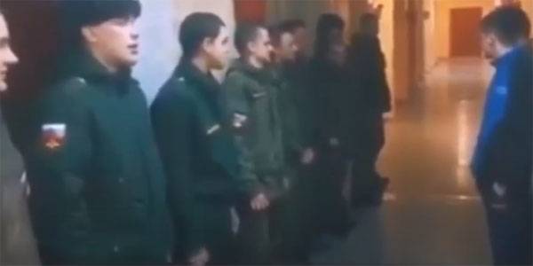 В сети появился ролик с одетыми в форму ВС РФ парнями, выкрикивающими «служим Ичкерии»