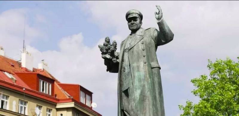 Памятник без маски, чиновники без лица