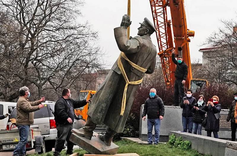 Dismantling of the monument to Konev in Prague called 