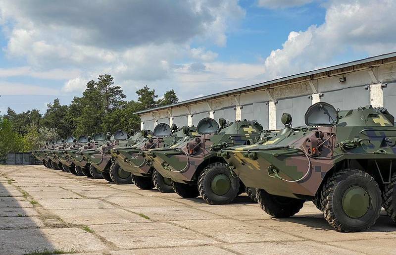 Eine Gruppe gepanzerter Personentransporter BTR-80 wurde bei den Streitkräften eingesetzt