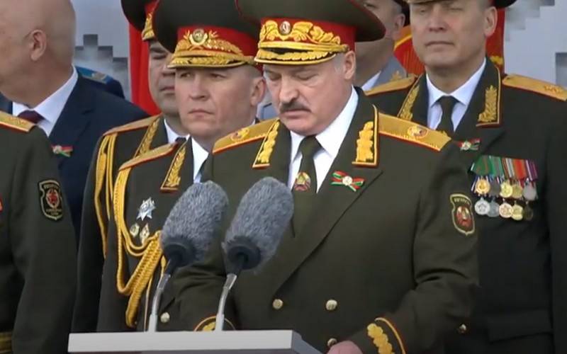 Parade darmabakti kanggo mengeti 75th saka Kamenangan Agung wiwit ing Minsk