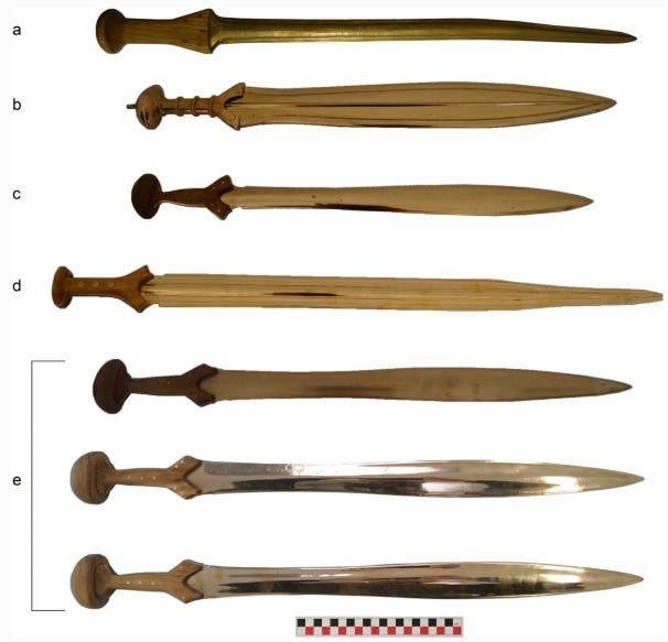 curved swords used by the hyksos