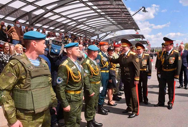 Hollanda'nın Belarus'taki geçit töreni hakkında basımı: Peki ya “taç”?