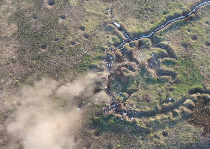 Analyser la vidéo 54 Ombre Forces armées des Forces armées avec le bombardement de la position de NM DNR