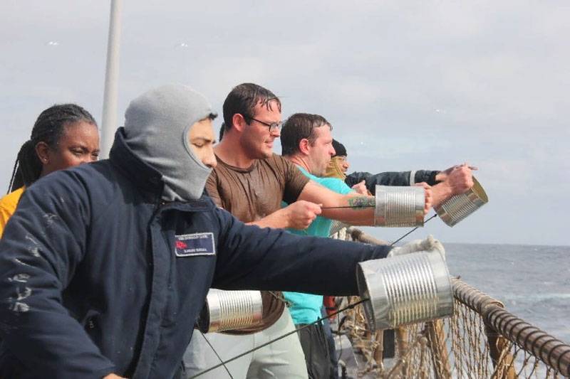 Foto-foto dari dek kapal perusak "Donald Cook" membingungkan pengguna Amerika