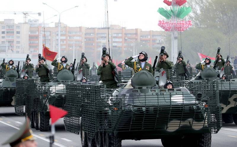 Bei einer Parade in Minsk zeigte das belarussische Militär einen modernisierten BTR-70MB1