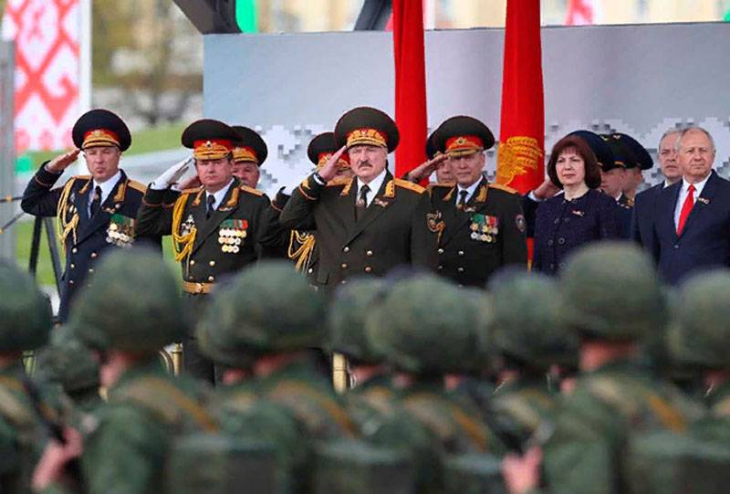 Presse tchèque: Poutine le 9 mai était dans le contexte d'une poignée de soldats et de Loukachenko avec des généraux et des milliers de militaires