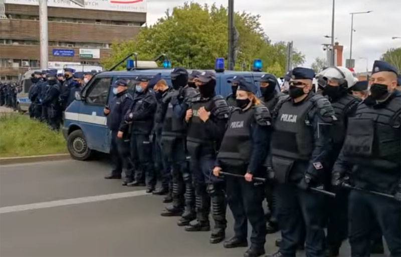 "La nación ve que el pescado se pudre de la cabeza": los polacos reaccionan ante la dura dispersión de las protestas