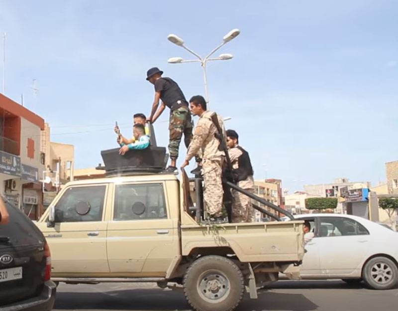 Le forze del PNS dichiarano di aver tagliato le strade per rifornire l'esercito di Haftar a sud di Tripoli