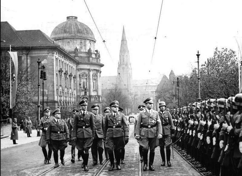 Comment être un général nazi et survivre jusqu'aux années 1980: à partir des biographies du commandement du IIIe Reich